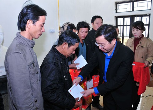 T. Ư Đoàn tặng quà cho người nghèo Hà Tĩnh - ảnh 1